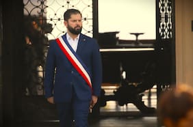 Disputa entre Boric y Kast agita la presidencial a 22 días de la elección