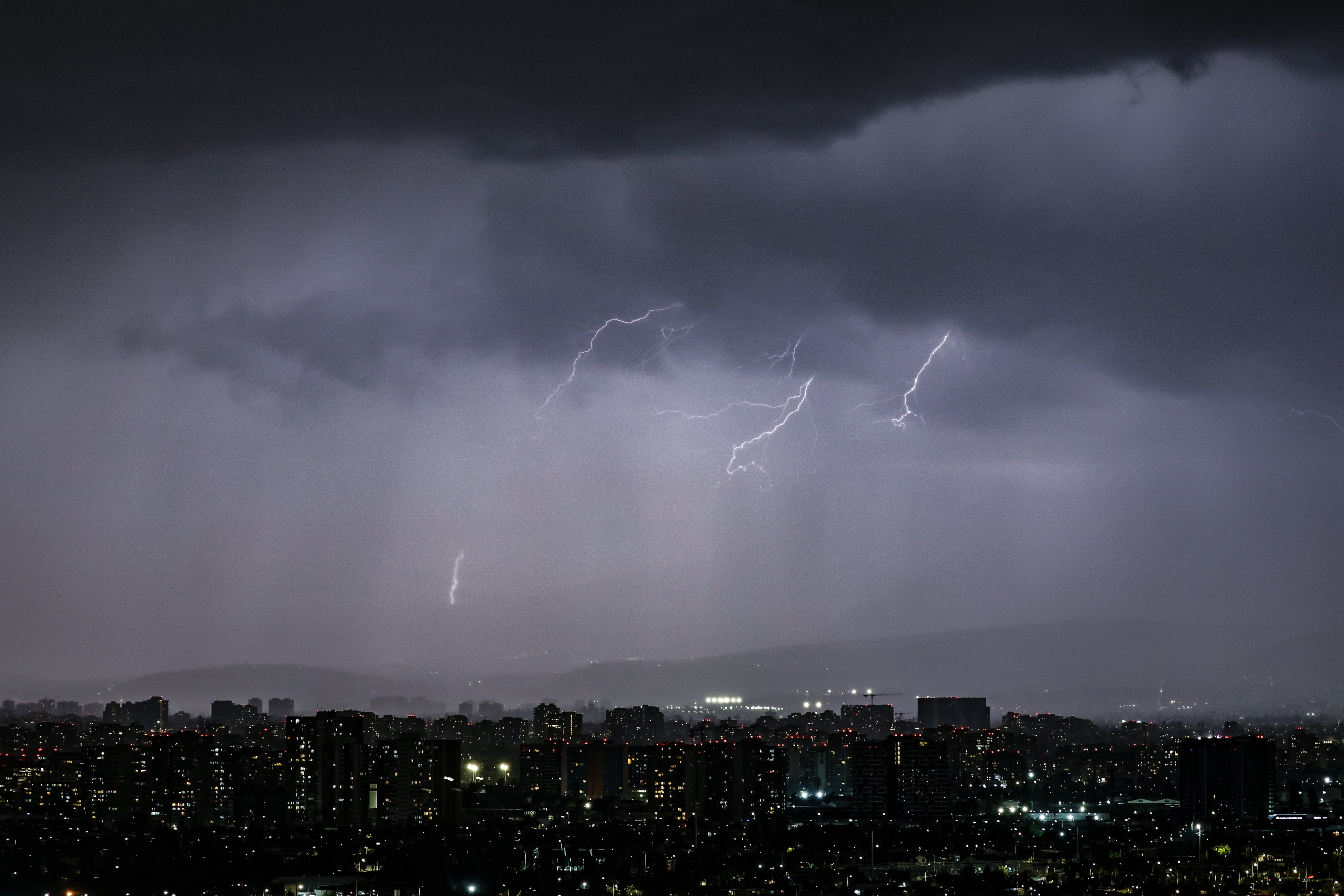 Pronostican tormentas eléctricas desde este domingo en ocho regiones: se registrarían granizadas y fuertes vientos