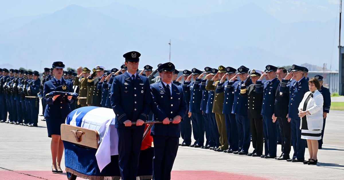 El emotivo homenaje al fallecido piloto de la FACH Sergio Hidalgo en su arribo a Santiago
