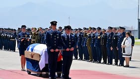 El emotivo homenaje al fallecido piloto de la FACH Sergio Hidalgo en su arribo a Santiago