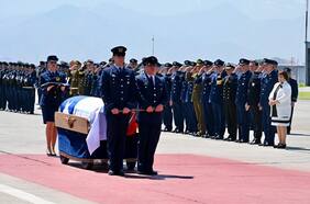 El emotivo homenaje al fallecido piloto de la FACH Sergio Hidalgo en su arribo a Santiago