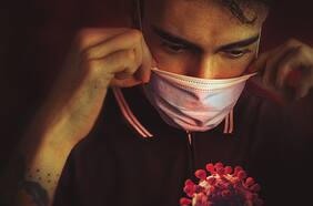 Mujer muere tras contagiarse con dos variantes del coronavirus: ¿Qué tan frecuente es una doble infección y qué tan grave es?