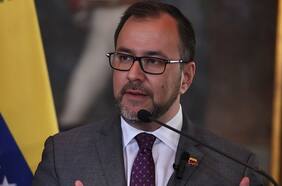 Canciller venezolano califica a Argentina como “hazmerreír de diplomacia global” al acudir a CPI por gendarme detenido