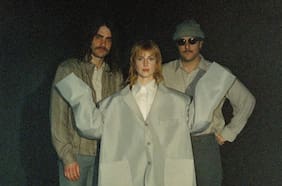 Con traje gigante incluido: escucha la versión de Paramore a Burning down the house de Talking Heads