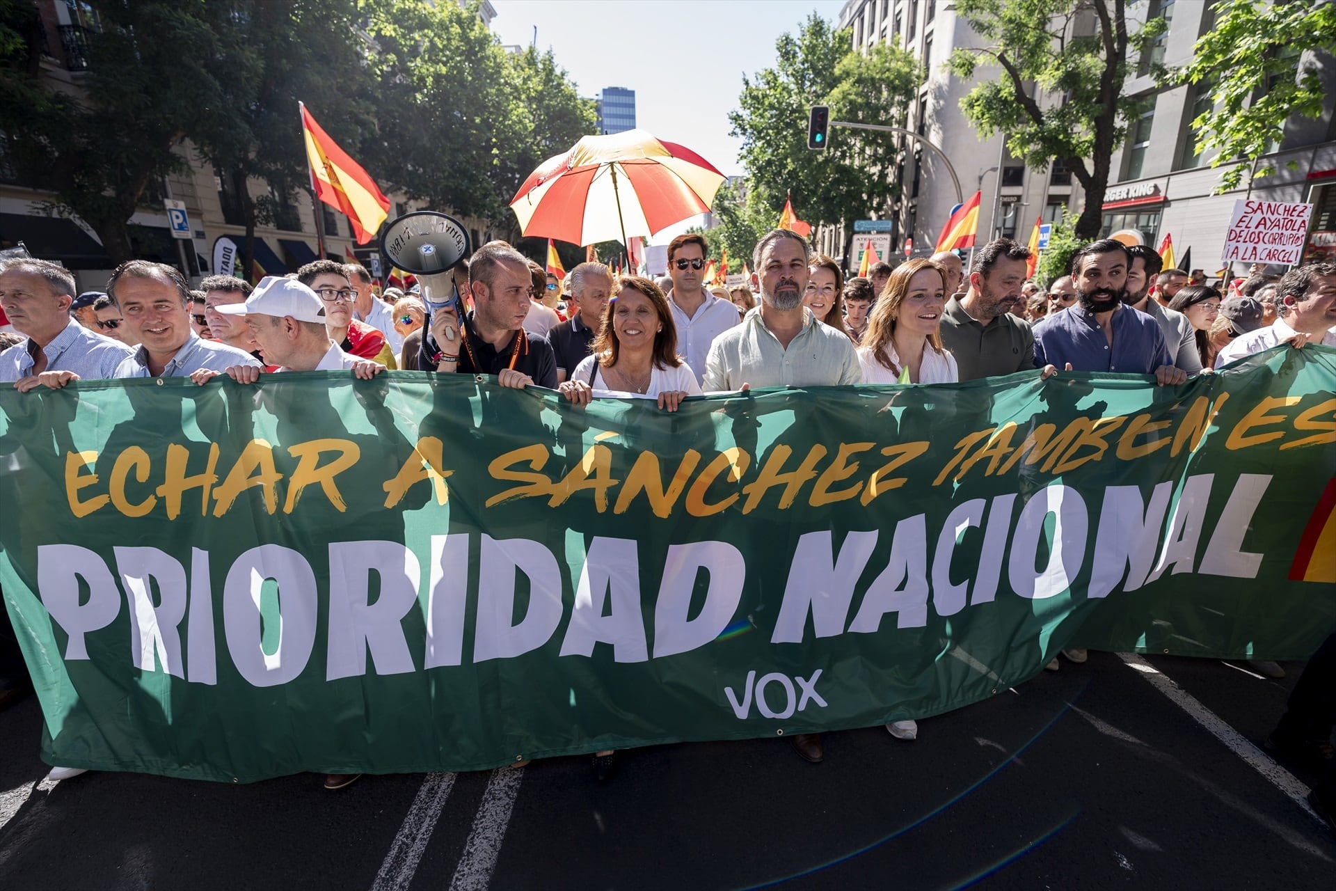 El presidente de Vox, Santiago Abascal (c), durante una manifestación para exigir la dimisión del presidente del gobierno, Pedro Sánchez, el 23 de mayo de 2026, en Madrid. Foto: Europa Press