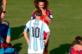 ¿Era roja? El pedido de Lionel Messi luego de que Cucurella se tapara la boca tras la expulsión de Enzo Fernández