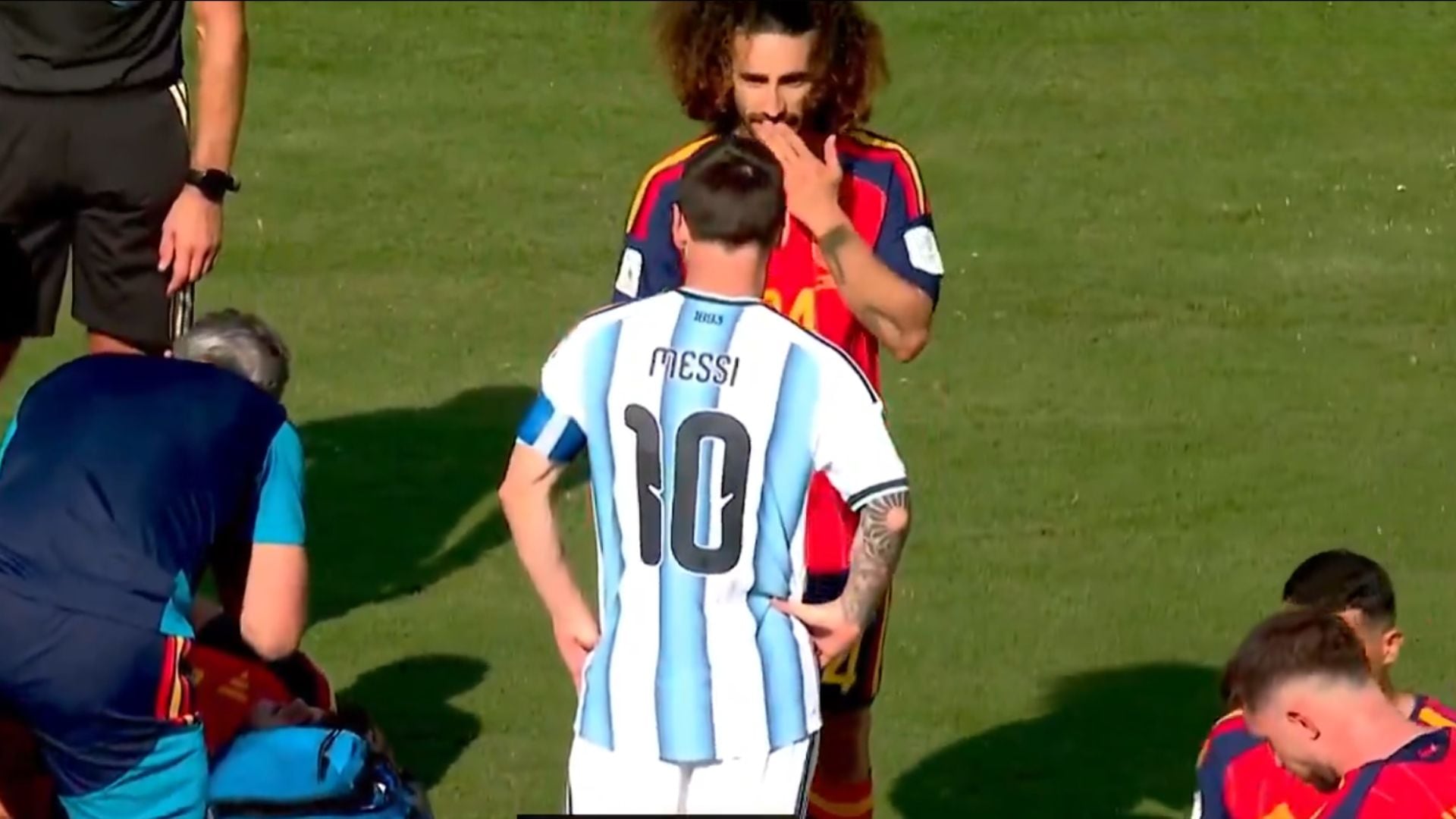 ¿Era roja? El pedido de Lionel Messi luego de que Cucurella se tapara la boca tras la expulsión de Enzo Fernández