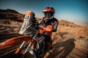 La molestia en la rodilla izquierda que marca la primera mitad del Dakar para Tomás de Gavardo
