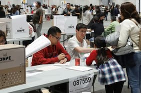 Keiko Fujimori encabeza sondeos a boca de urna, pero extensión de plazo para votar retrasa definición de primera vuelta