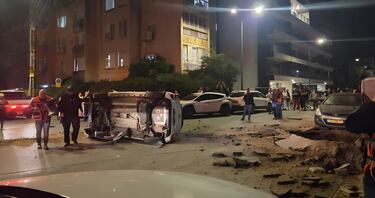 Ataque con misil iraní deja dos muertos en zona residencial en las afueras de Tel Aviv