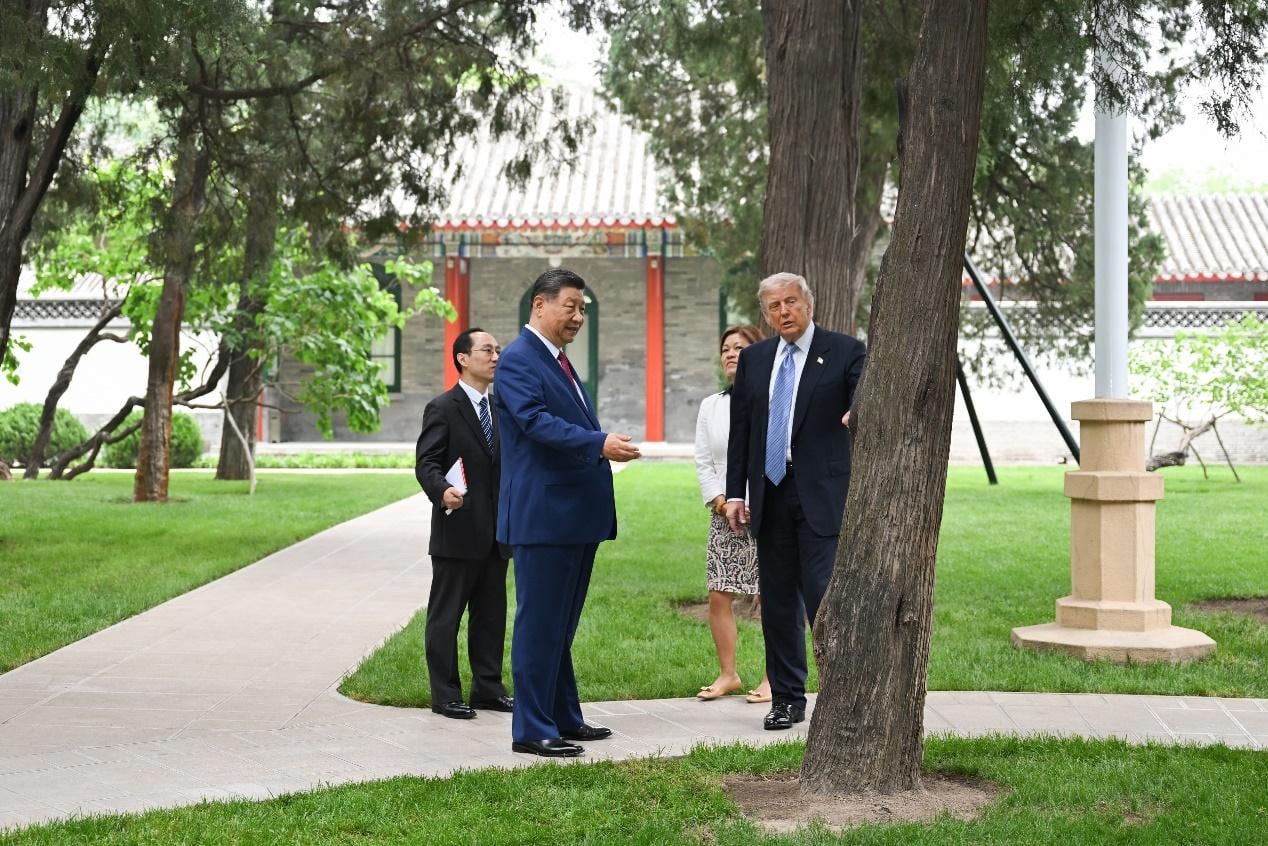 El presidente chino, Xi Jinping, da la bienvenida al presidente estadounidense, Donald Trump, a la llegada de Trump al complejo de Zhongnanhai, en Beijing, capital de China, el 15 de mayo de 2026. (Xinhua/Li Xiang)