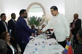 El presidente de Venezuela y su par de Guyana dialogan para suavizar tensiones por el conflicto del Esequibo