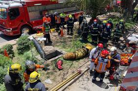 Hombre muere tras caer a alcantarilla en complejo de bodegas en Pudahuel