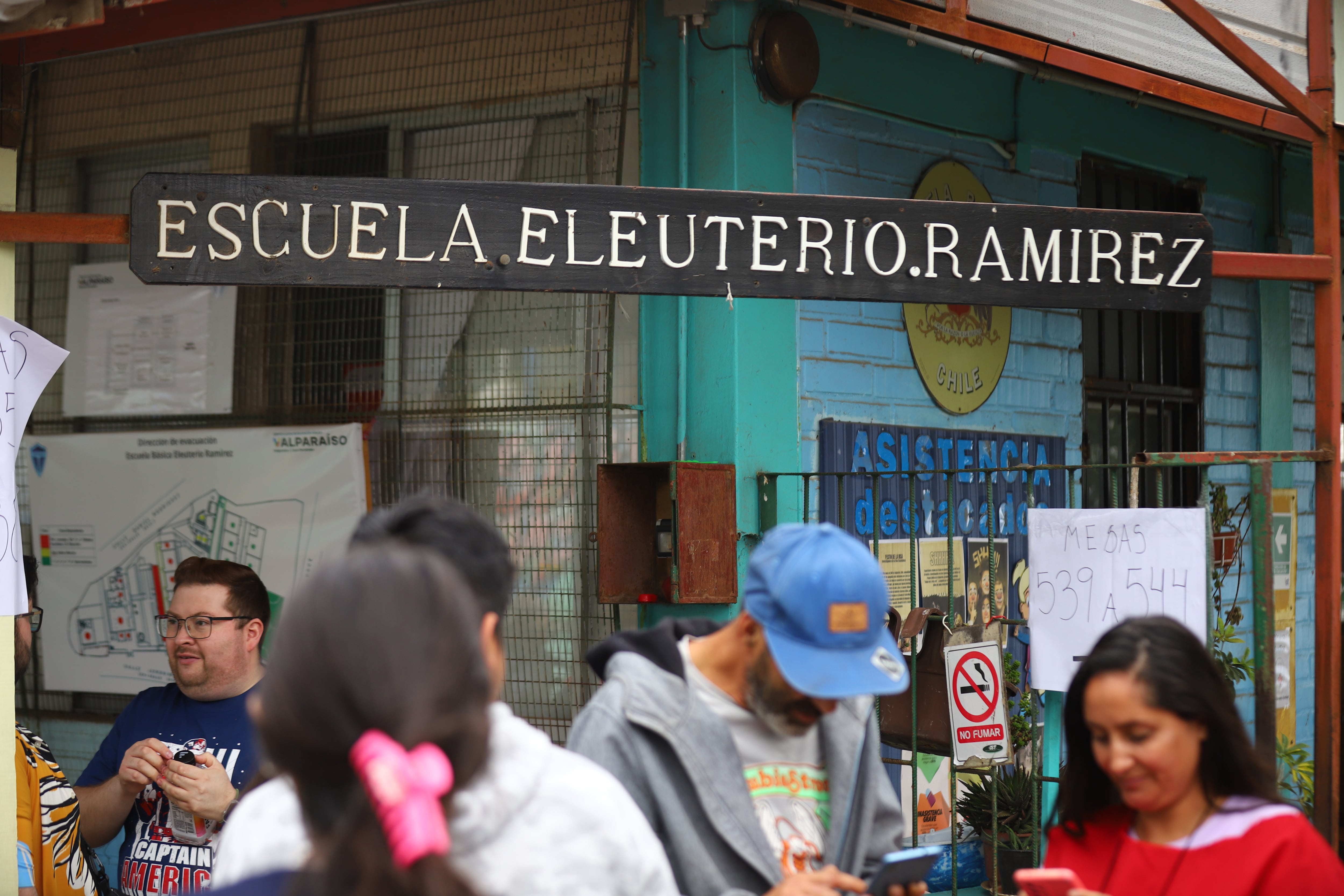 Falso aviso de bomba obliga a evacuar colegio en Valparaíso durante elecciones