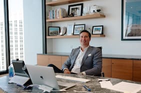 El nuevo CEO de Starbucks tiene una ventaja inusual: teletrabajo
