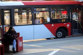 Las Condes habilita buses eléctricos gratuitos y rutas especiales para facilitar traslado de votantes este domingo