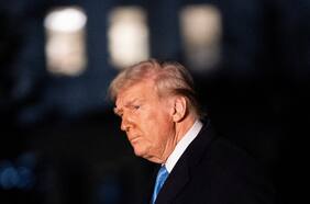 Trump firma nuevas órdenes ejecutivas que frenan la financiación a migrantes y eliminan regulaciones