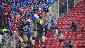 Hinchas de la U entran a la galería sur y causan daños en el Estadio Nacional