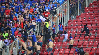 Hinchas de la U entran a la galería sur y causan daños en el Estadio Nacional