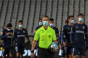El fútbol europeo en alerta: detectan 13 casos de la variante ómicron del coronavirus en el Belenenses portugués