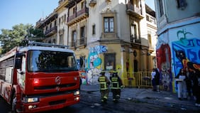 Bomberos encuentra un cuerpo durante labores de búsqueda en casona incendiada en el centro de Santiago