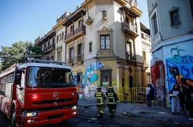 Bomberos encuentra un cuerpo durante labores de búsqueda en casona incendiada en el centro de Santiago