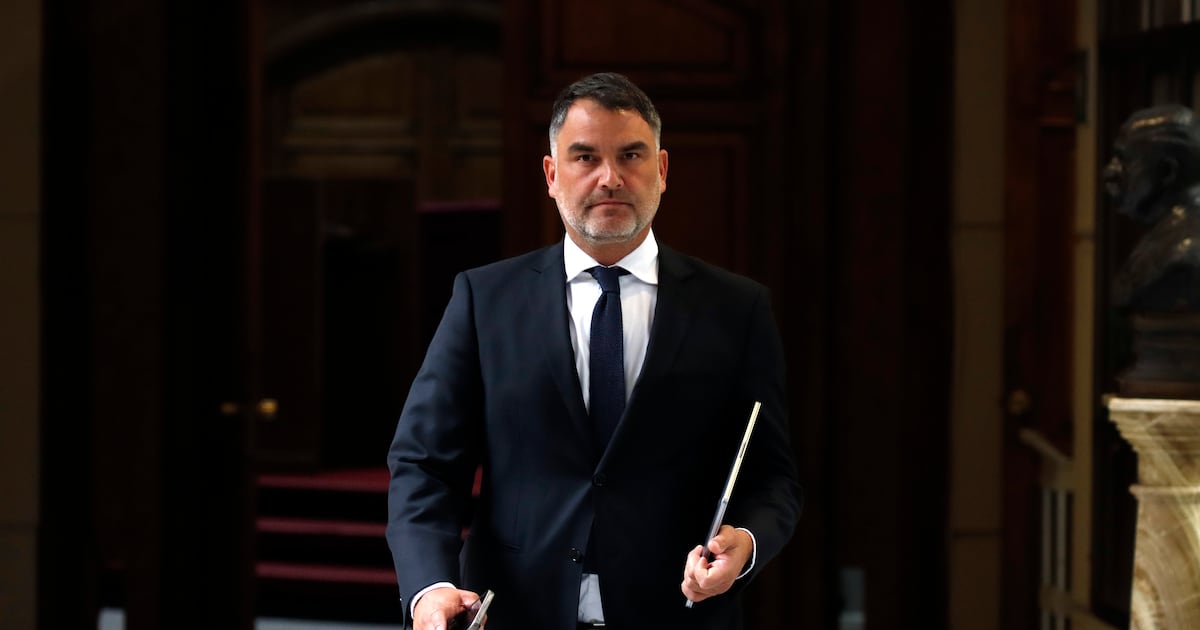 Macaya criticizes Boric's message for embargoes to CAE debtors and accuses him of being