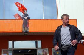 Una anciana que saludó a las tropas con una bandera soviética, pero ahora le dice a Putin que deje de matar ucranianos