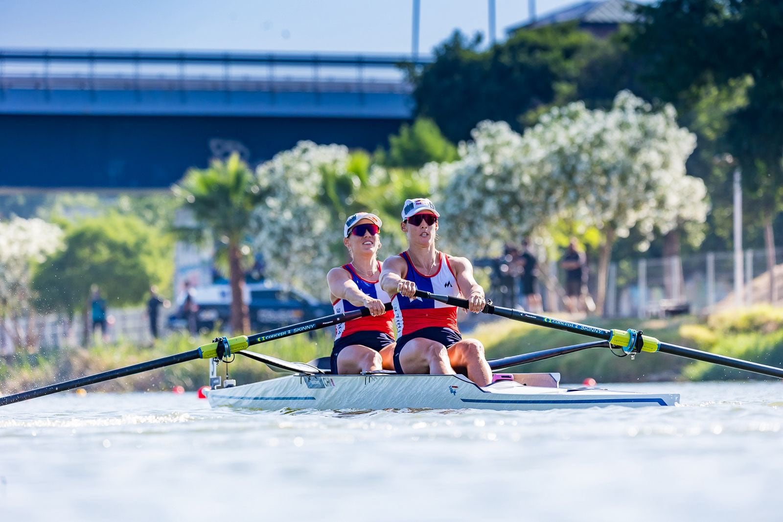 Mellizas Abraham hacen historia en el remo al conquistar la medalla de bronce en la Copa del Mundo de Sevilla