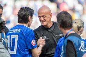 Collina se rebela contra la prohibición de escupir