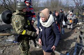 Evacúan a civiles ucranianos en medio de intenso fuego cruzado