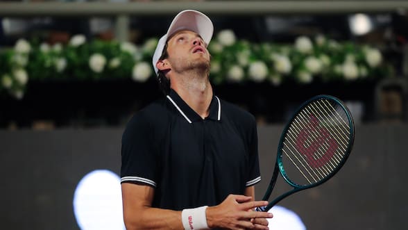 Un frustrado Nicolás Jarry cae en tres sets ante el croata Prizmic y se despide en su debut del Bci Seguros ChileOpen
