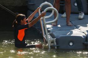 Alcaldesa de París se baña en el Sena para demostrar pureza del agua
