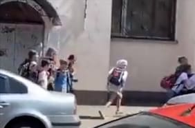 El impactante registro de un grupo de niños corriendo aterrorizados en Kiev por un ataque ruso