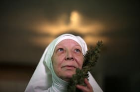 Cómo viven las monjas del cannabis que rompen esquemas y ayudan a los enfermos