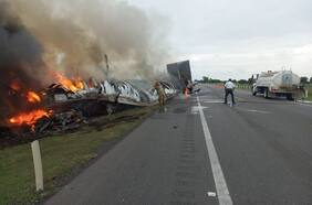 Mueren 26 personas tras colisión entre una camioneta y un camión de carga en el norte de México