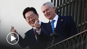 Posaron haciendo corazón coreano: José Antonio Kast recibe al presidente de Corea del Sur en La Moneda