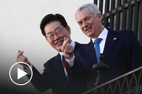 Posaron haciendo corazón coreano: José Antonio Kast recibe al presidente de Corea del Sur en La Moneda