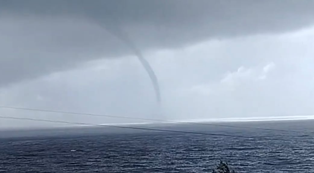 Registran tromba marina frente a Puerto Montt en medio de sistema frontal que afecta a la Región de Los Lagos