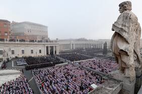 Miles llegan al Vaticano para el funeral de Benedicto XVI