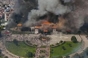 El primer ministro de Nepal renunció tras mortales protestas contra la prohibición de redes sociales