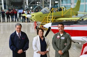 Ministra Delpiano da a conocer avances del T-40 Newén, la nueva aeronave de instrucción fabricada en Chile