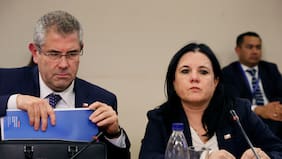 Críticas transversales al gobierno por ausencia de ministra Steinert en comisión del Senado que aborda reforma a Carabineros