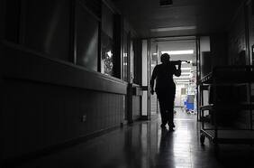 La Violinista en el pasillo | Tens del hospital El Pino regala música a pacientes con Covid-19