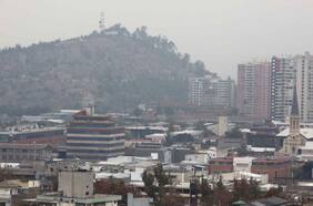 ¿Por qué Santiago está cubierto de nubes grises en pleno verano?