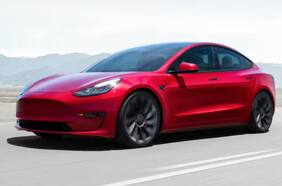 Mujer dio a luz en un Tesla mientras el auto iba en manejo autónomo al hospital