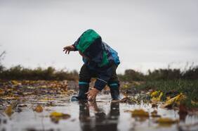Invierno: cómo vestir a los niños para el frío y perderle el miedo a jugar al aire libre