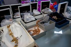 Joyas, lingotes de oro y vehículos: cómo inscribirse y participar en la nueva subasta de Aduanas