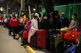 Trasladan a residencias sanitarias y albergues a 150 bolivianos que acampaban frente al consulado de su país en Santiago