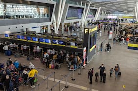 Tráfico del aeropuerto de Santiago a agosto llega a casi 12 millones de pasajeros, pero está 30% por debajo de nivel prepandemia